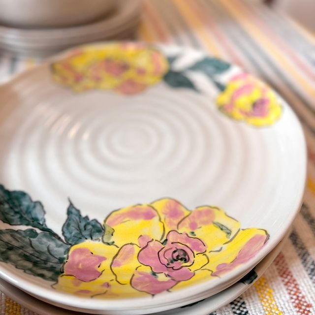 A table! The hand-painted floral drawings on the new Geres serving plates are inspired by the flowers of the SCAPA womenswear SS24 collection.⁠
⁠
Discover all novelties online & in-store.⁠
⁠
▪️ Antwerp: Arenbergstraat 12 – 14⁠
▪️ Brussels: Waterloolaan 26⁠
▪️ Knokke: Zeedijk 787 – 788⁠
▪️ Mechelen: Steenweg 46⁠
▪️ Nieuwpoort: Albert I Laan 237⁠
⁠
⁠
#scapa #scapahome #escapetheordinary #furniture #belgiandesign #interior #interiordesign #interiorstyling #design ⁠#designer #style #architecture #creative #art #decor #interiors #home #luxury #inspiration #homedecor #modern #homedesign #house #livingroom #decoration